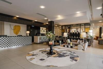 Stylowy salon z designerskim dywanem i eleganckimi meblami.Miło tu być!