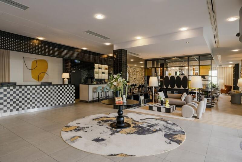 Stylowy salon z designerskim dywanem i eleganckimi meblami.Miło tu być!