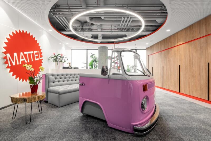 Nowoczesny design biurowy z retro motywami i roślinami, czarujące!