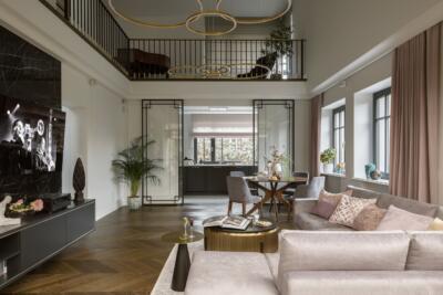 Przestronny salon z antresolą, eleganckie wnętrze i stylowy wystrój.