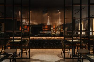 Nowoczesny bar z eleganckim oświetleniem i ciepłą atmosferą. Nastrojowo, prawda?
