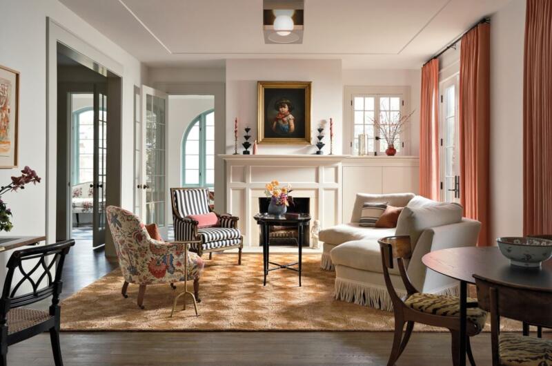 Stylowy salon z eleganckimi fotelami i gustownymi zasłonami.