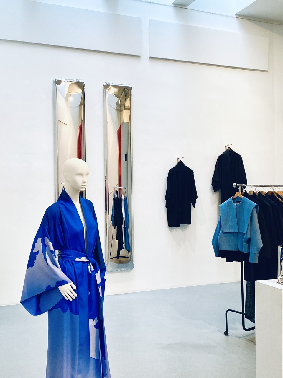 Showroom minimalistyczny z manekinem w niebieskim kimono