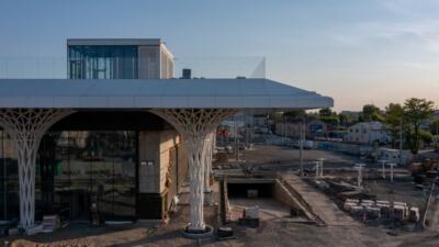 Innowacyjna architektura przystanku z unikalnym zadaszeniem.