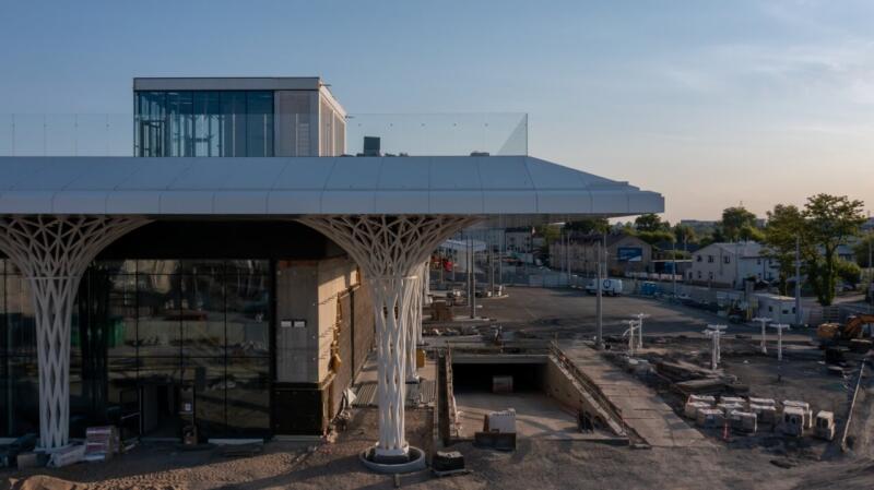 Innowacyjna architektura przystanku z unikalnym zadaszeniem.