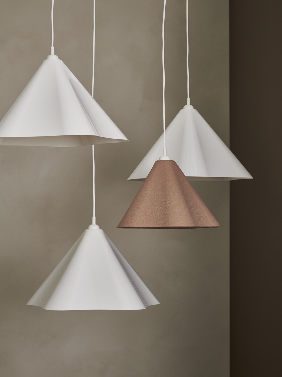 Nowoczesne lampy wiszące w stożkowych kloszach, elegancja i minimalizm designu.