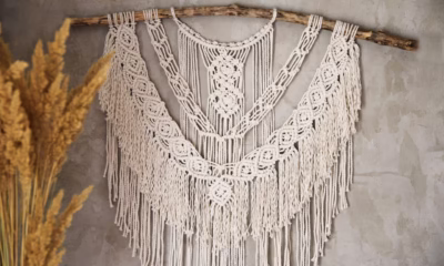 Makrama na drewnianym kiju, boho dekoracja ścienna w naturalnym stylu.