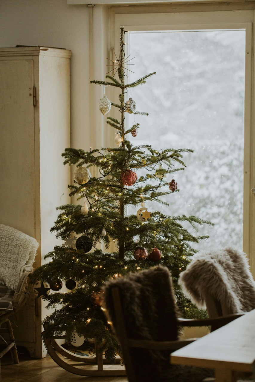 Stylowy salon z minimalistyczną choinką i futrzanymi akcentami.