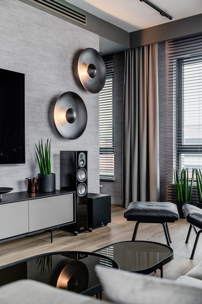 Nowoczesny salon z designerskimi lampami i eleganckimi meblami.