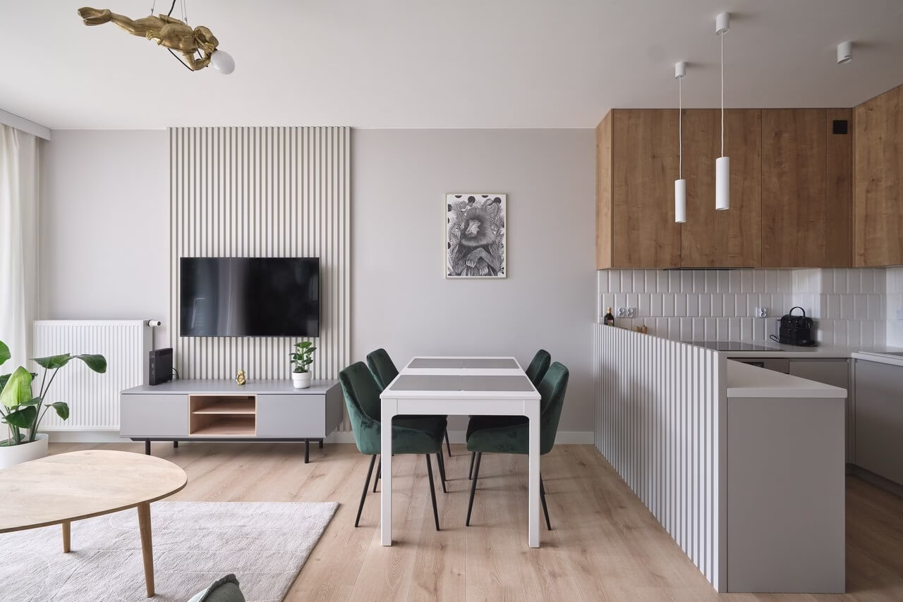 Nowoczesny salon z jadalnią, zielone krzesła, minimalistyczna dekoracja.