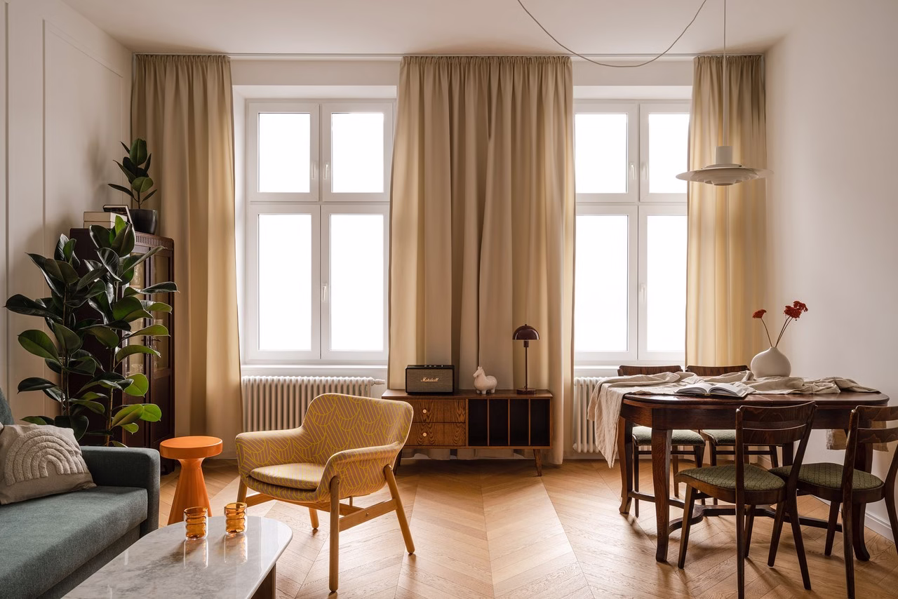 Przytulny salon w stylu retro z eleganckimi zasłonami.