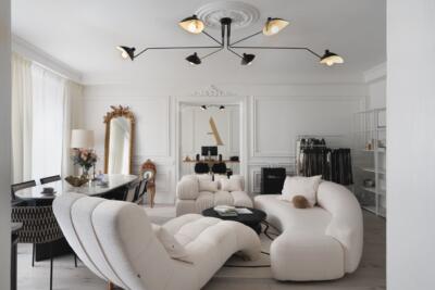 Nowoczesny salon z designerskimi meblami w eleganckim stylu.
