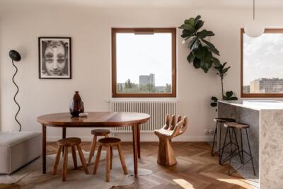 Stylowe wnętrze z drewnianymi meblami i designerskimi detalami.
