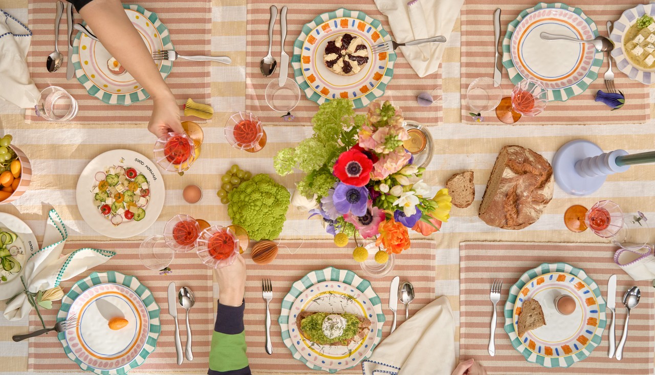 Stół z kolorową zastawą, kwiaty i elegancki brunch w nowoczesnym stylu.