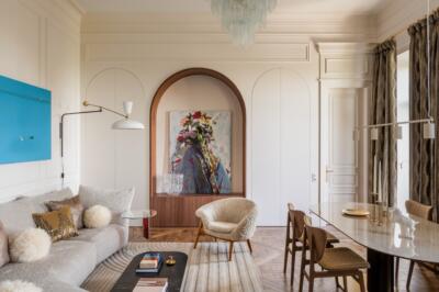 Elegancki salon z nowoczesnym obrazem i stylowymi meblami.