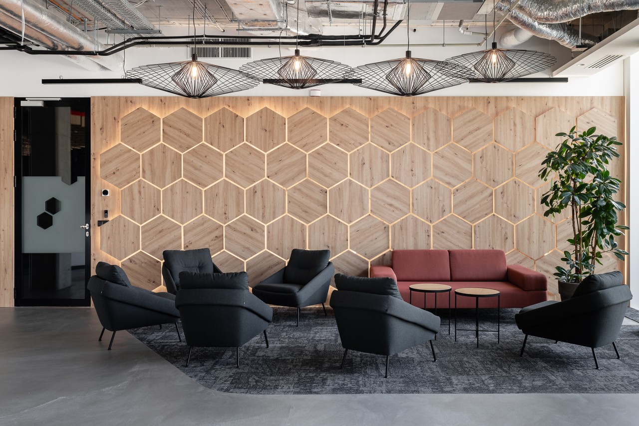 Nowoczesny salon z drewnianą ścianą i designerskimi lampami.