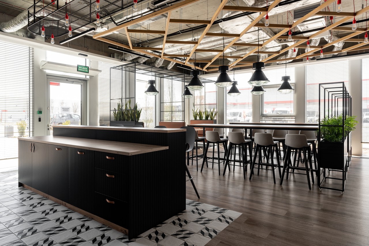 Nowoczesne wnętrze biurowe z designerskimi lampami.