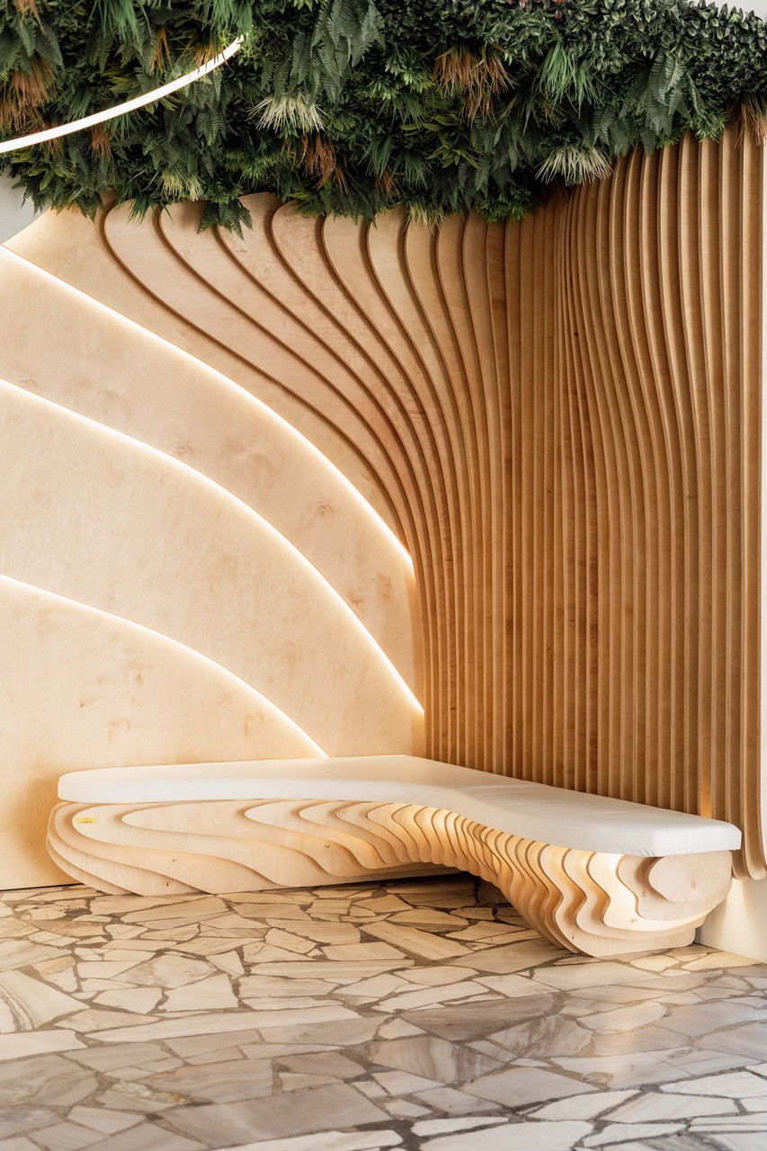 Nowoczesna ławka z drewna i zielenią, organiczny design wnętrza.