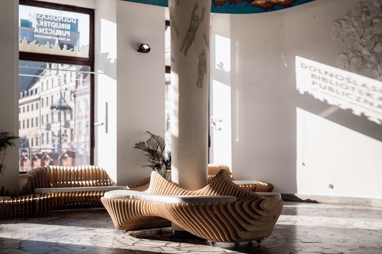 Nowoczesne fotele designerskie, drewno, przestrzeń, światło, elegancja