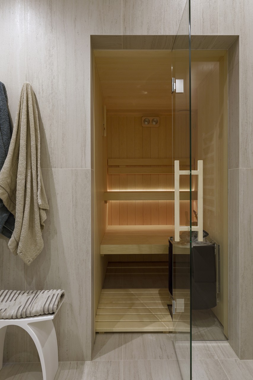 Sauna domowa w eleganckim, minimalistycznym wnętrzu.