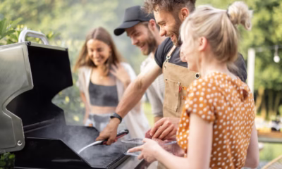 Grillowanie w ogrodzie z przyjaciółmi, relaks na świeżym powietrzu.