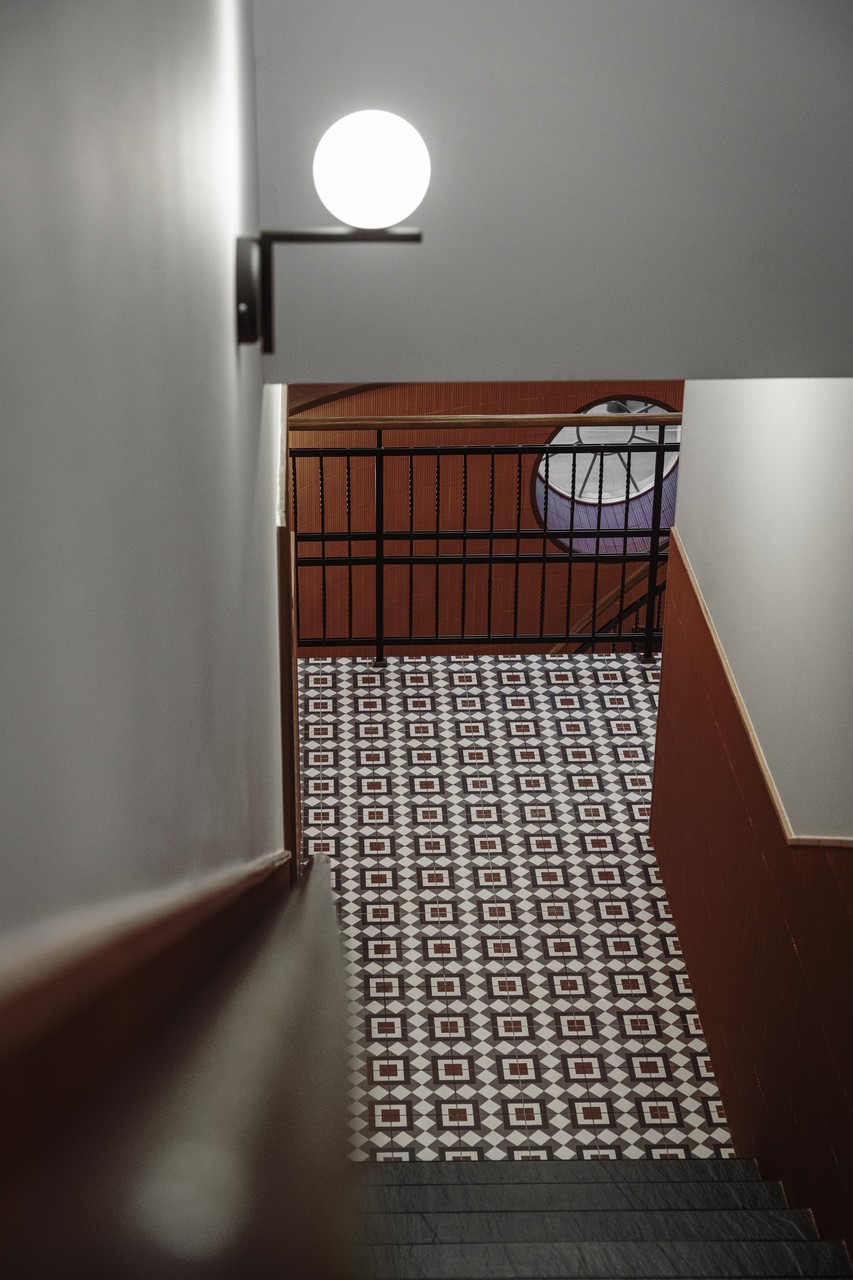 Stylowe schody z geometrycznym wzorem na podłodze.