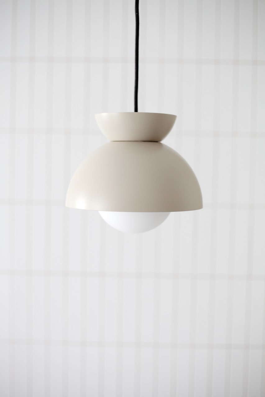 Minimalistyczna lampa wisząca w stylu skandynawskim.