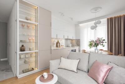Nowoczesny salon z elegancką kuchnią i stylową witryną.