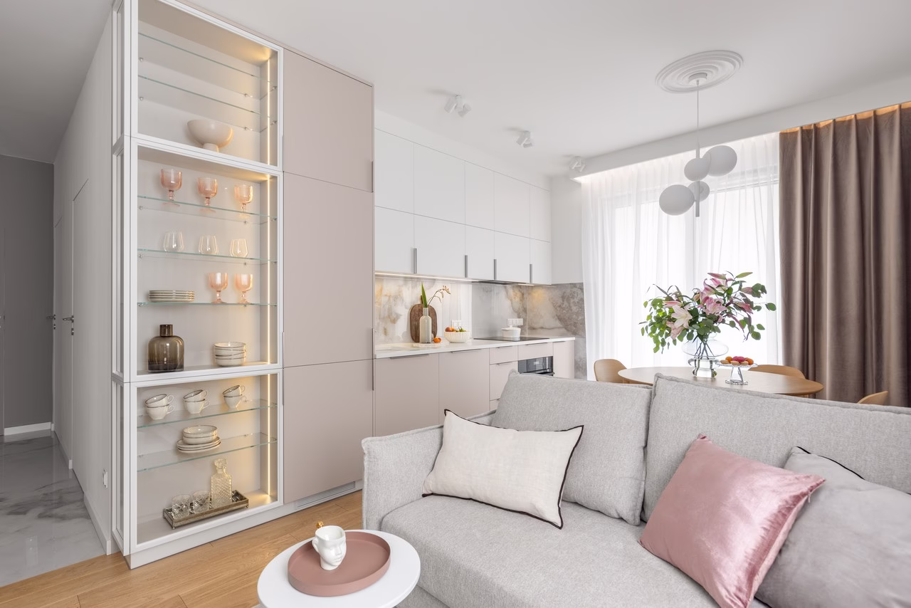 Nowoczesny salon z elegancką kuchnią i stylową witryną.
