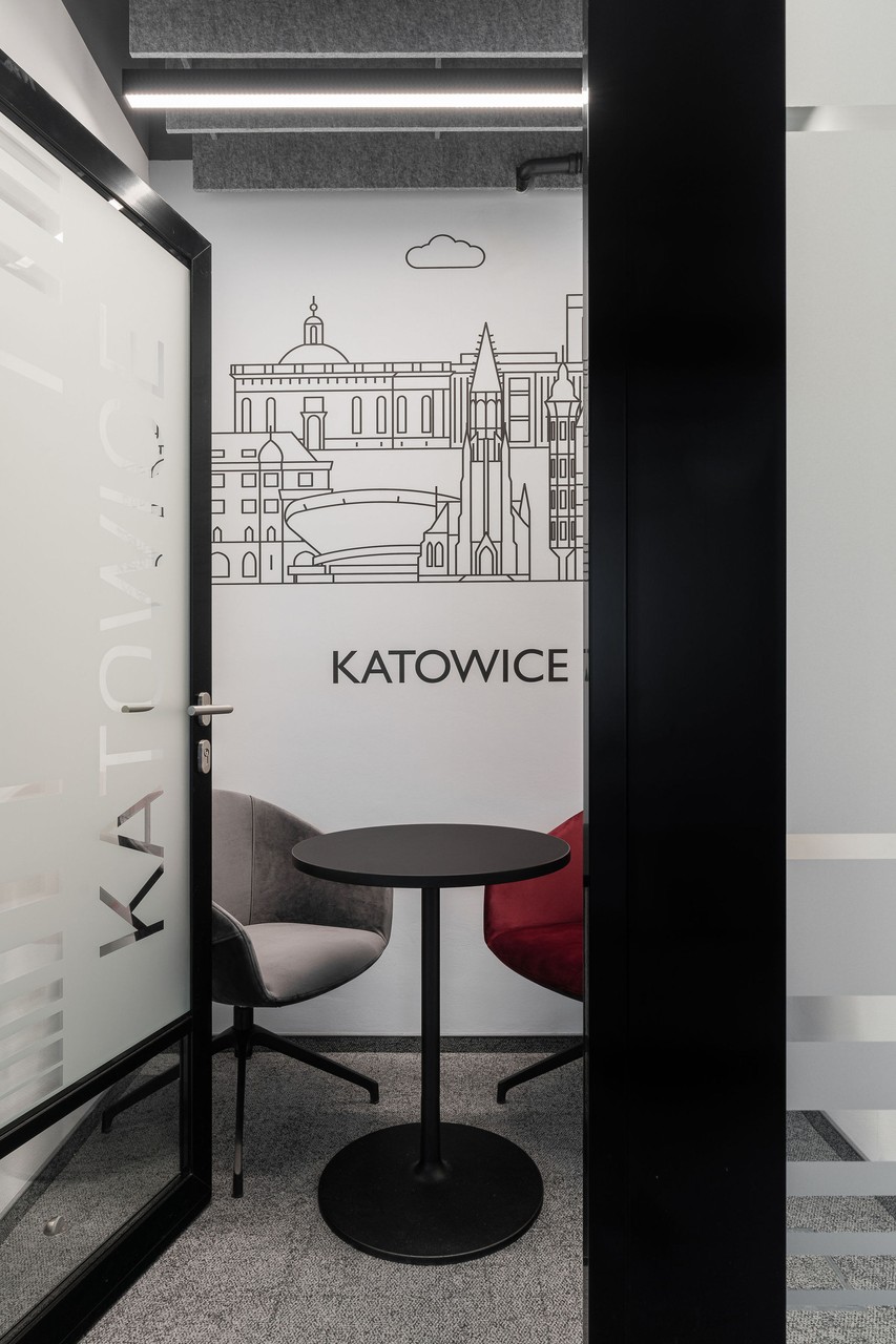 Pokój biurowy z grafiką Katowic, nowoczesny design wnętrza.