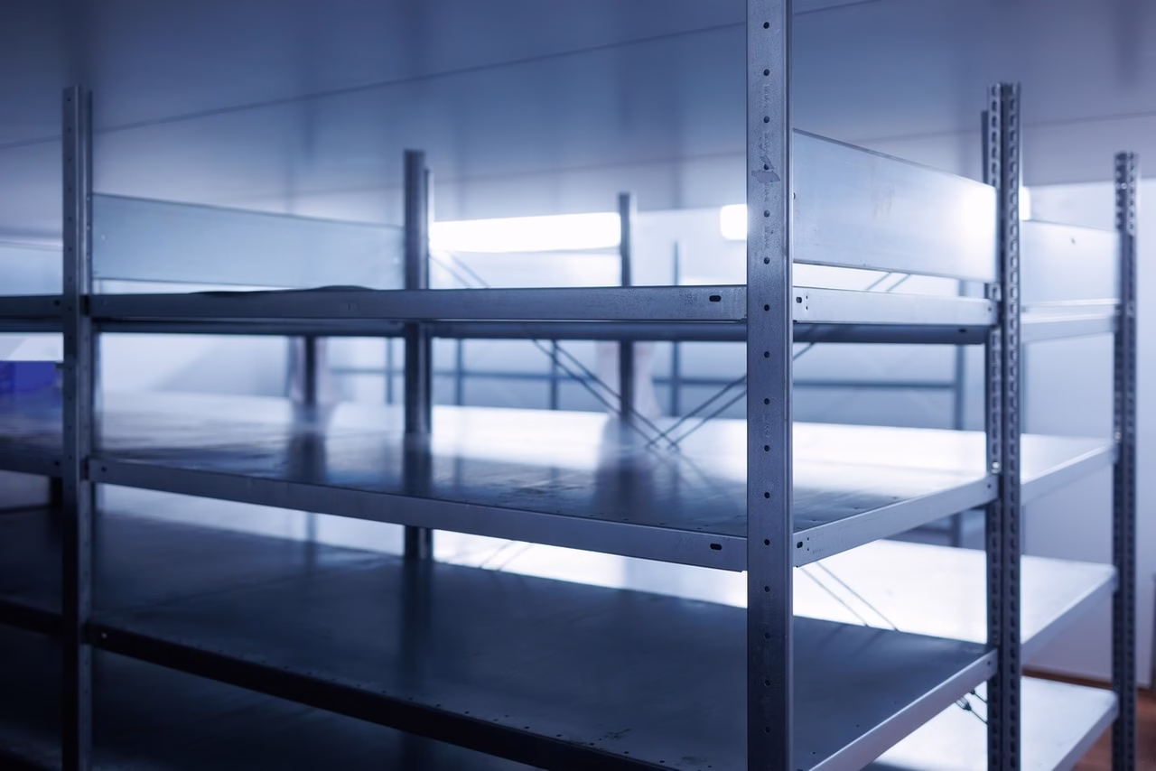 Stalowe regały w nowoczesnym, minimalistycznym wnętrzu.
