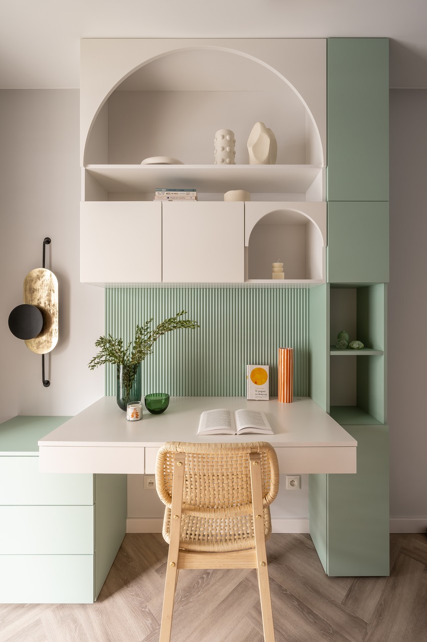 Minimalistyczne biurko w pastelowych odcieniach z designerską dekoracją.