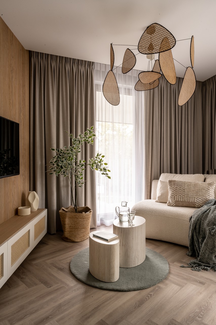Nowoczesny salon z designerskimi meblami i naturalnymi dodatkami.