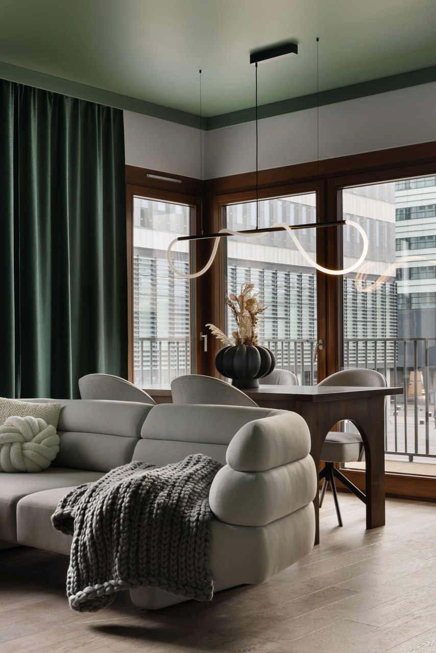 Elegancki salon z sofą i designerskim oświetleniem.
