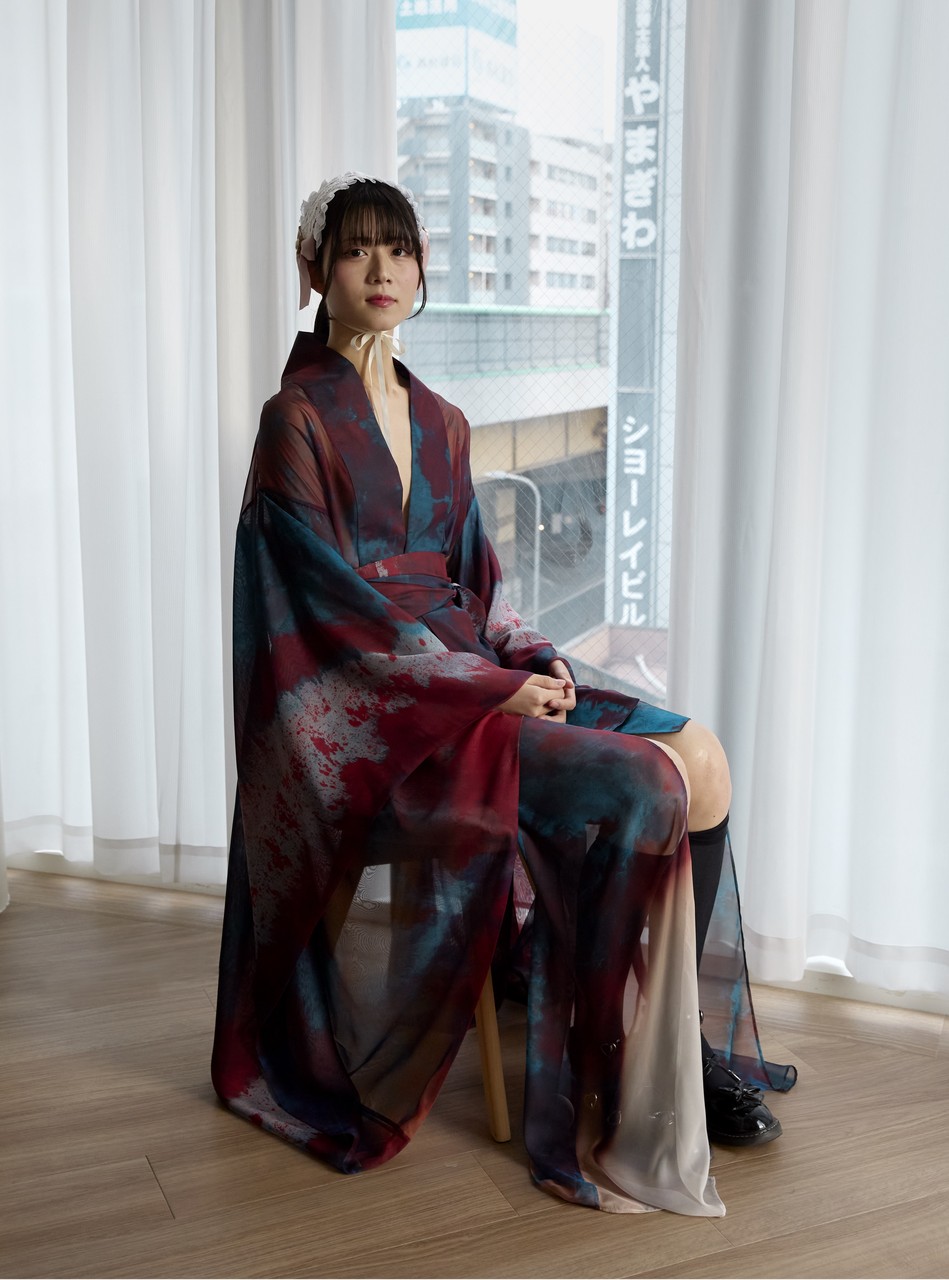 Współczesna elegancja w tradycyjnym kimonie.