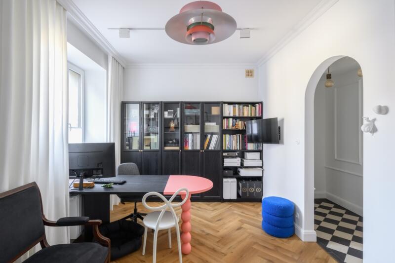 Nowoczesne biuro z designerskim oświetleniem i elegancką architekturą.