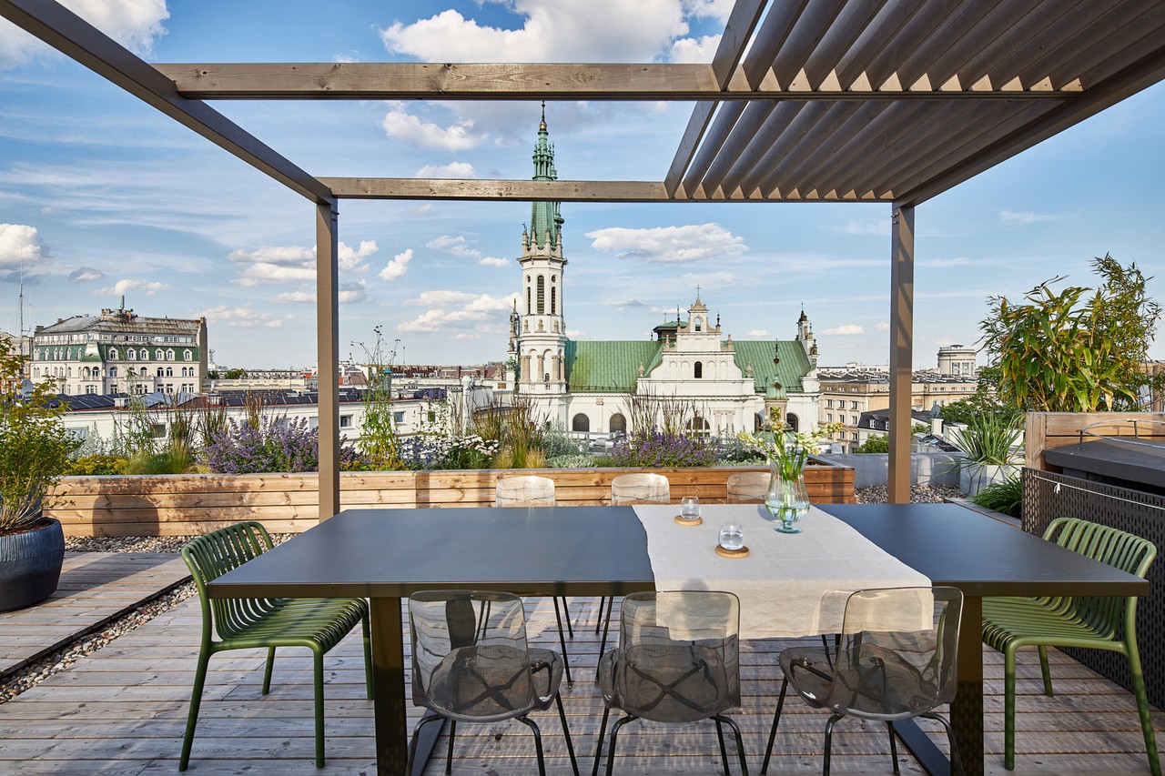 Nowoczesny taras z widokiem na miasto i elegancką architekturą.
