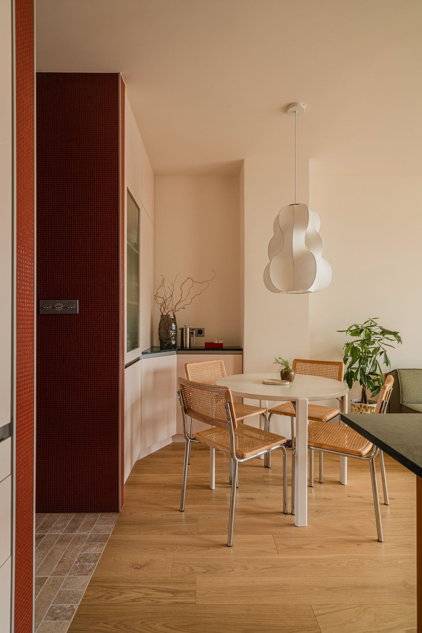 Przytulna jadalnia z designerskim oświetleniem i naturalnymi akcentami.