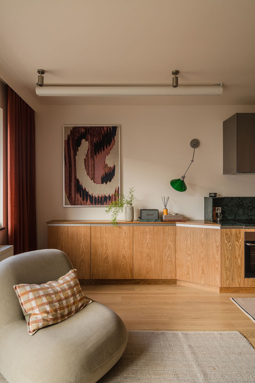 Przytulny salon z designerskimi meblami i stylowym oświetleniem.
