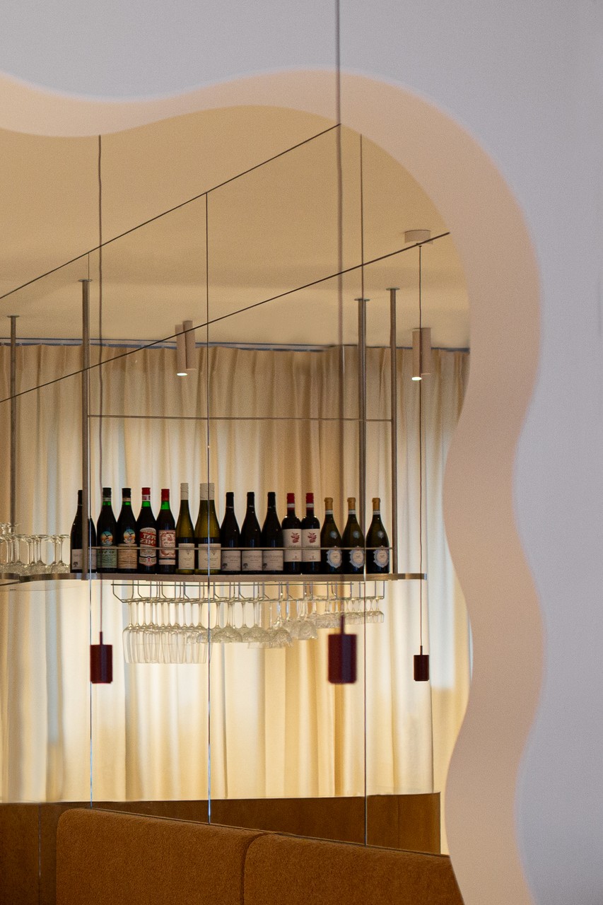 Nowoczesny bar z eleganckim wystrojem wnętrza i lustrem.