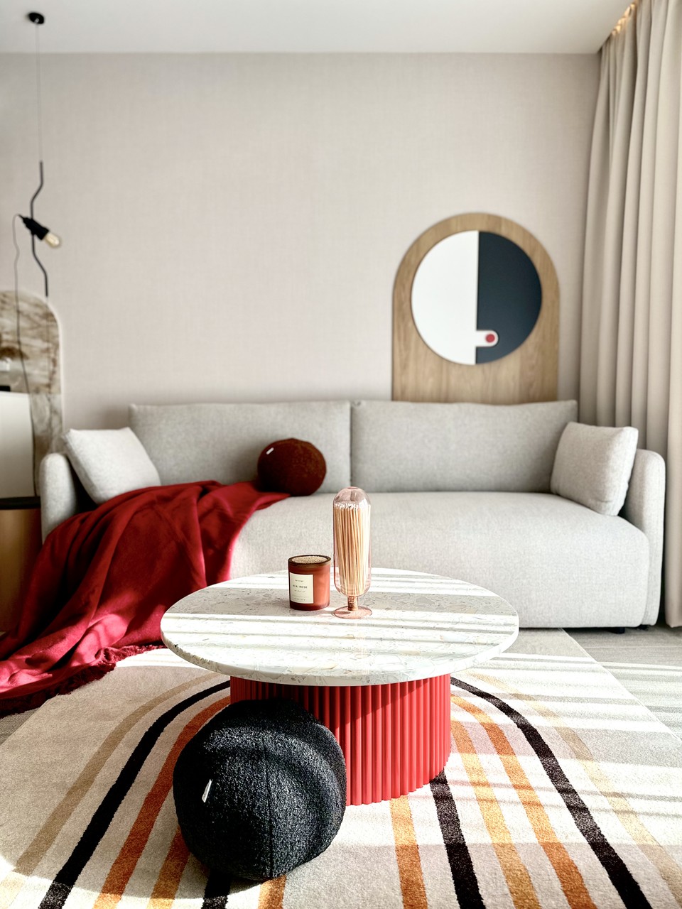 Przytulny salon z designerskim stolikiem i nowoczesnym wystrojem.
