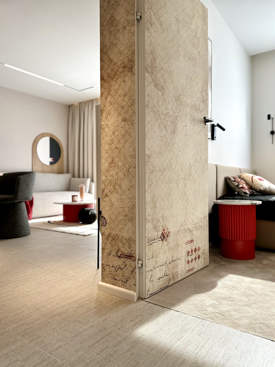 Przytulny salon z designerskimi meblami i wyjątkowym parawanem.