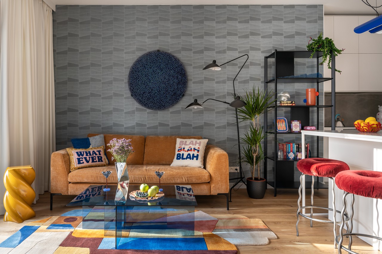 Stylowy salon z designerską sofą i nowoczesnym stolikiem.