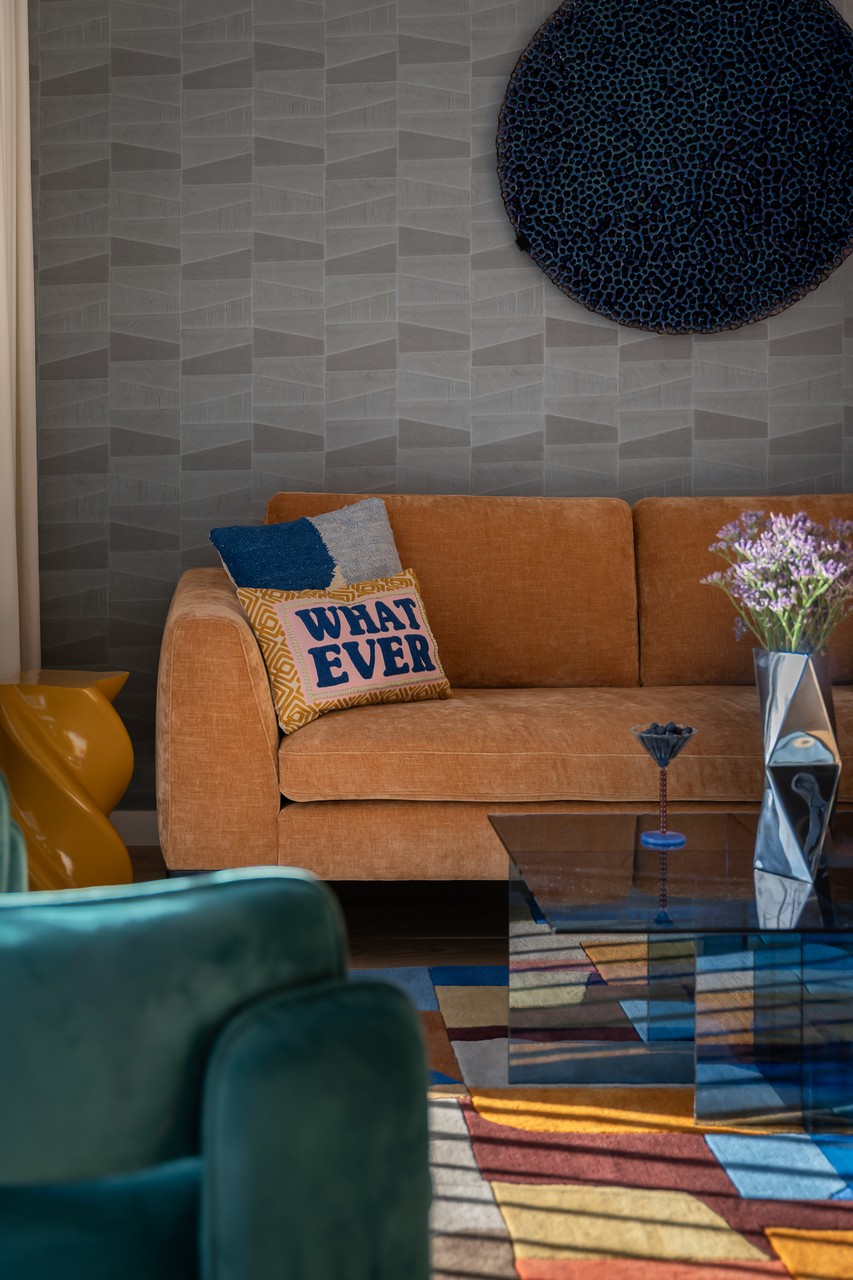 Nowoczesny salon w stylu retro z wyrazistą dekoracją i kolorami.