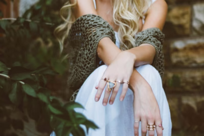 Blondynka w stylowej biżuterii i eleganckim szalu.