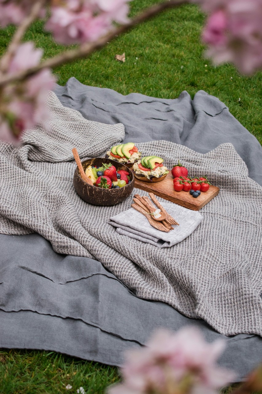 Piknik na trawie: eleganckie nakrycie, świeże owoce, smak natury.