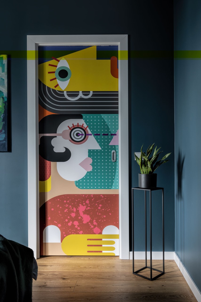 Drzwi z kolorową grafiką w stylu nowoczesnego pop-artu.