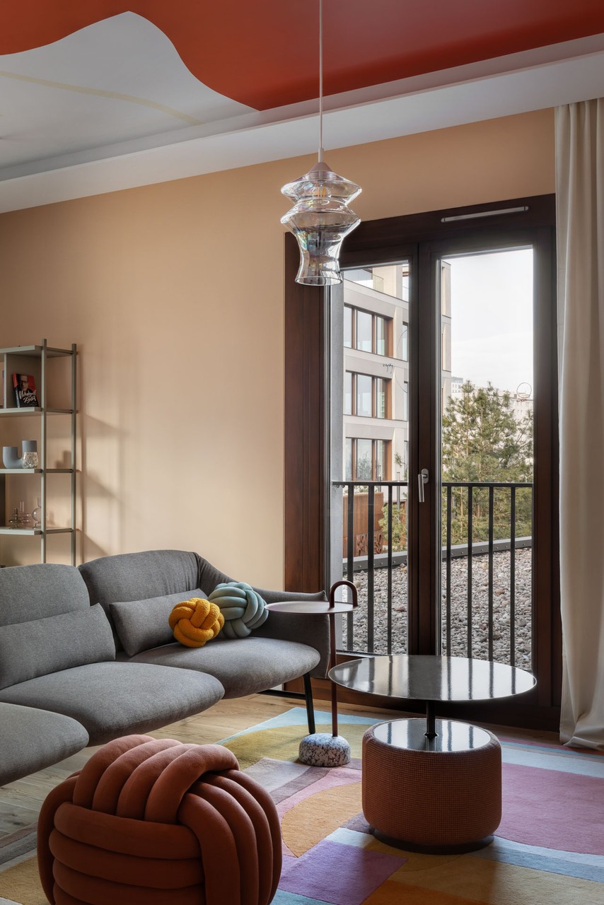Stylowy salon z designerską sofą i nowoczesnym oświetleniem.