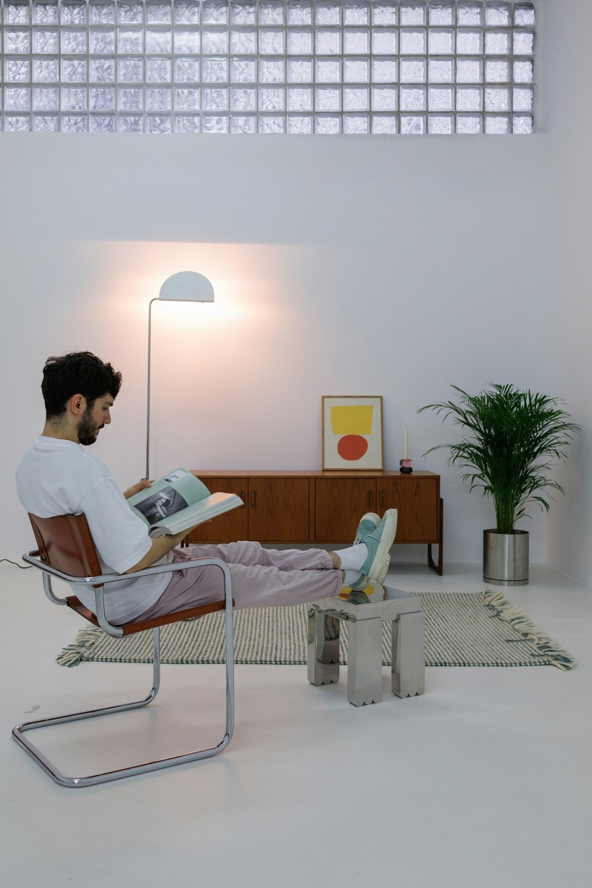 Nowoczesny salon, minimalistyczne meble i lampa stojąca.