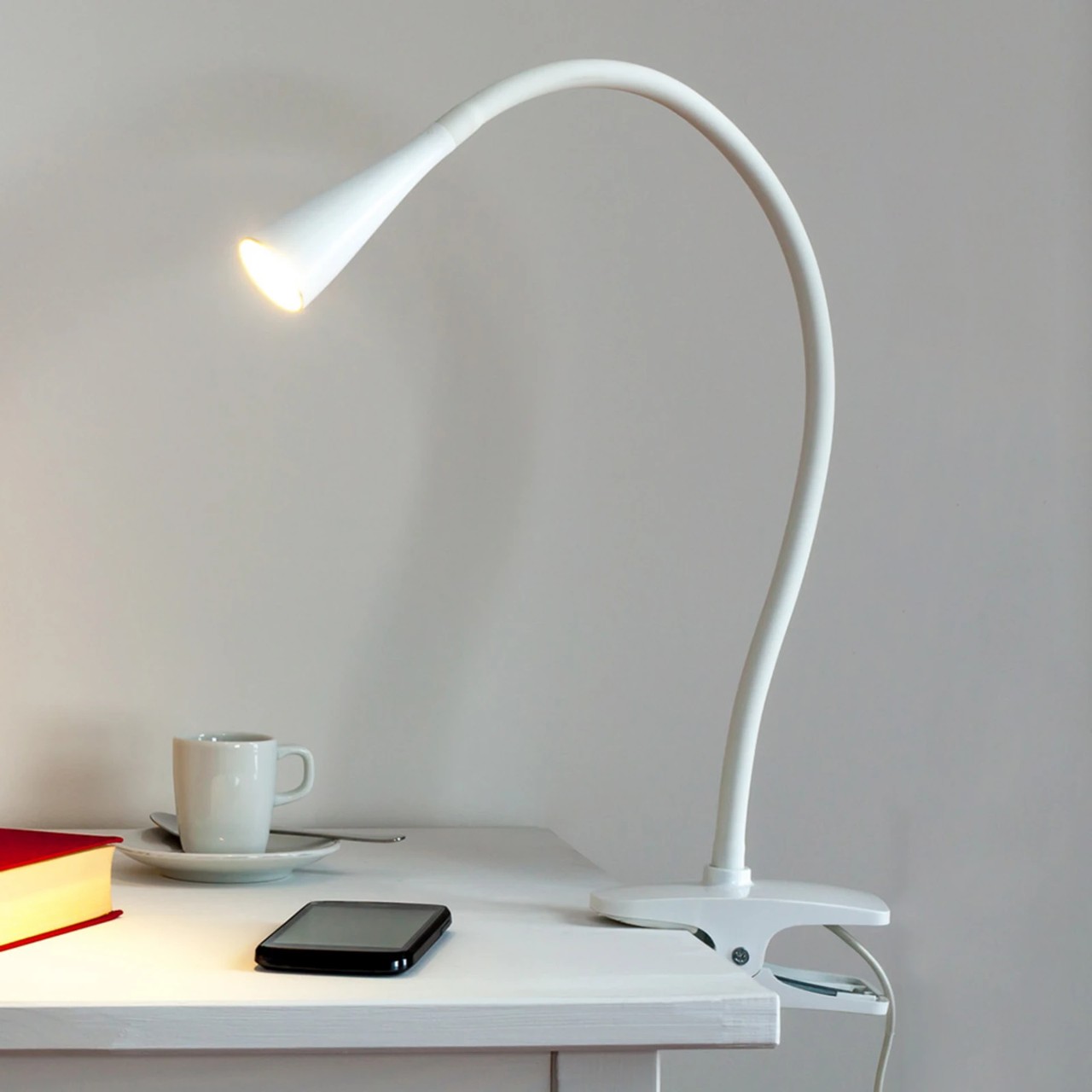 Biała lampka na biurko, stylowy minimalizm i funkcjonalność.